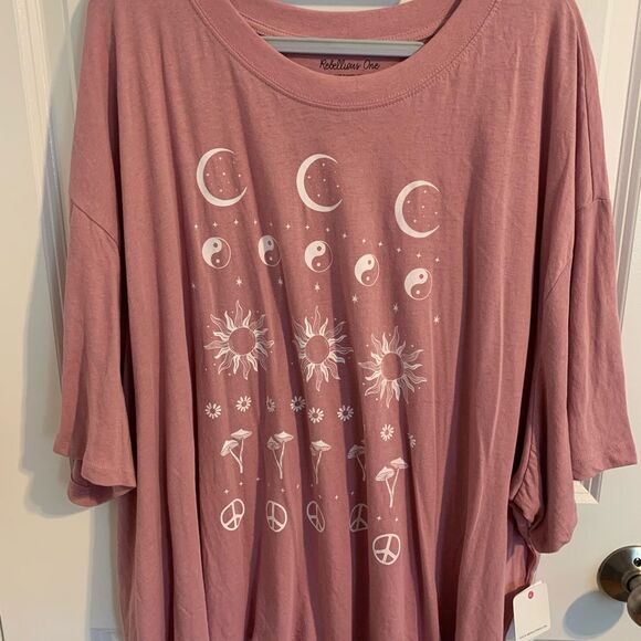 Rebellious One Size 2X 3X Mauve Celestial Graphic Tee - Picture 2 of 4